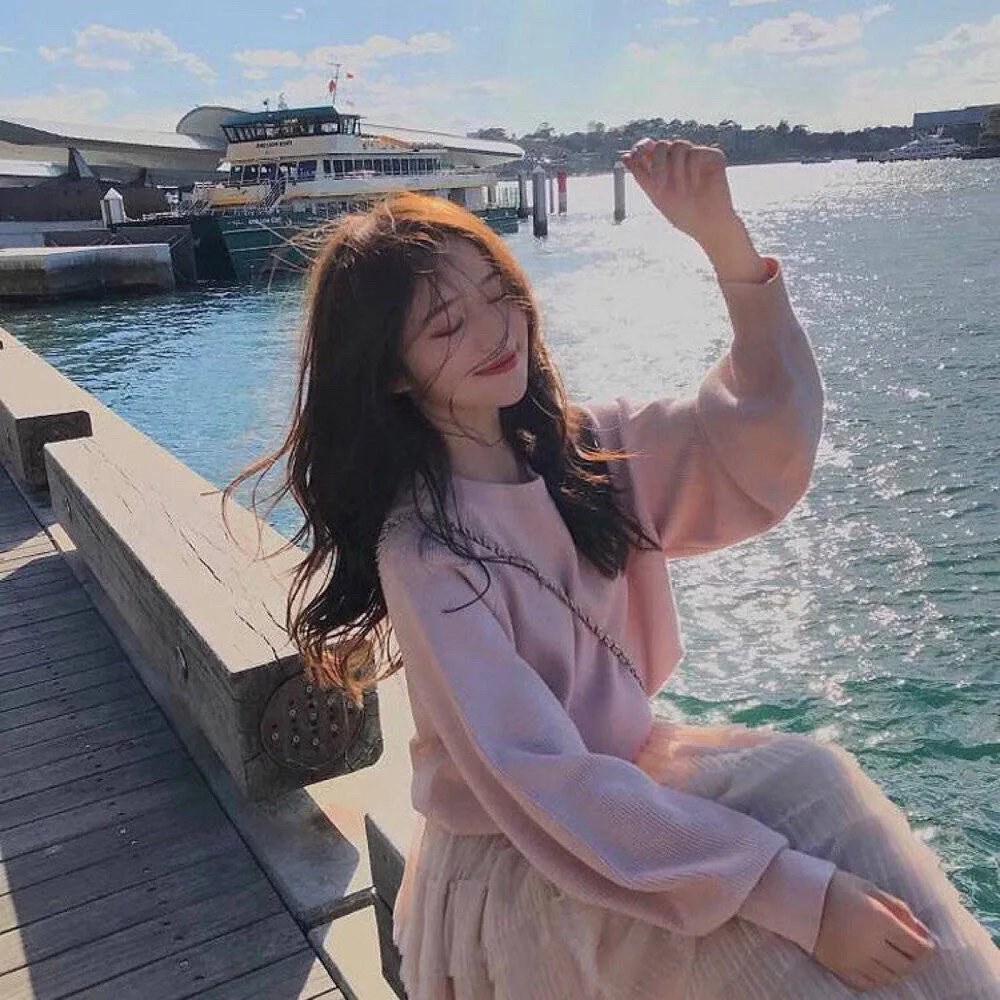 随盲柳入眠的女人
